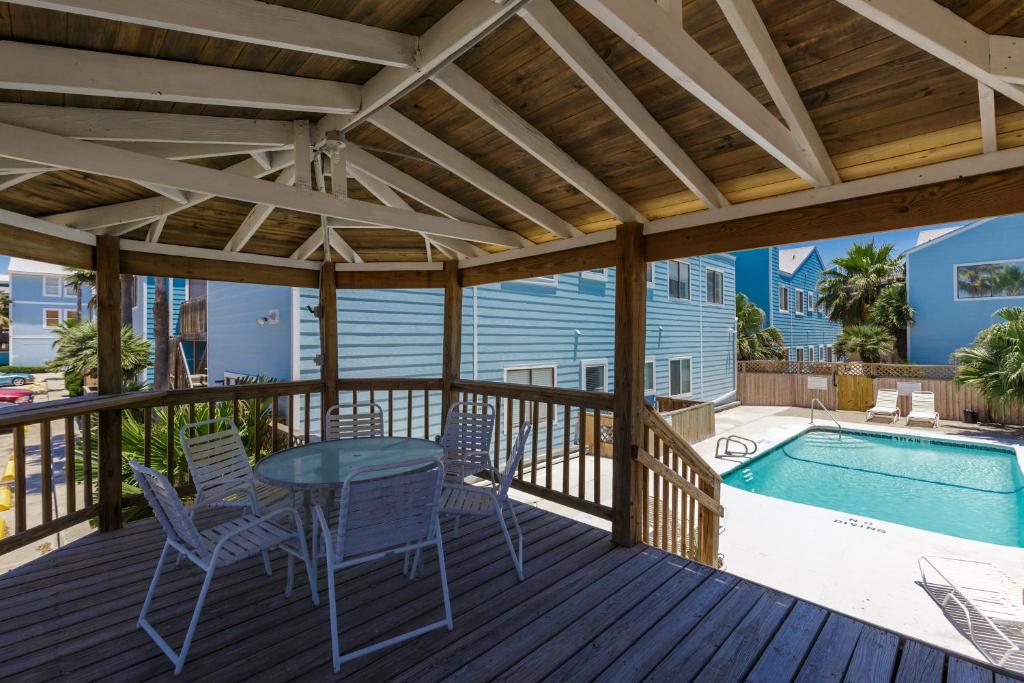 Bazén v ubytování Affordable family condo -walking distance to beach by Mustang Island, Sleeps Four, 2025 Traveler Award nebo v jeho okolí