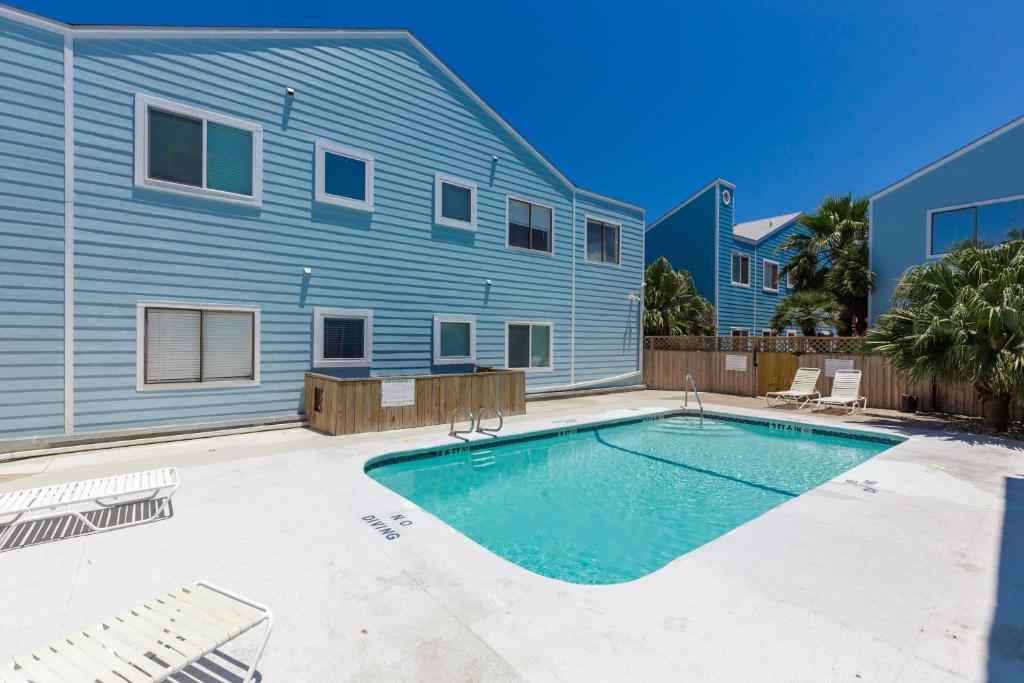 Bazén v ubytování Affordable family condo -walking distance to beach by Mustang Island, Sleeps Four, 2025 Traveler Award nebo v jeho okolí