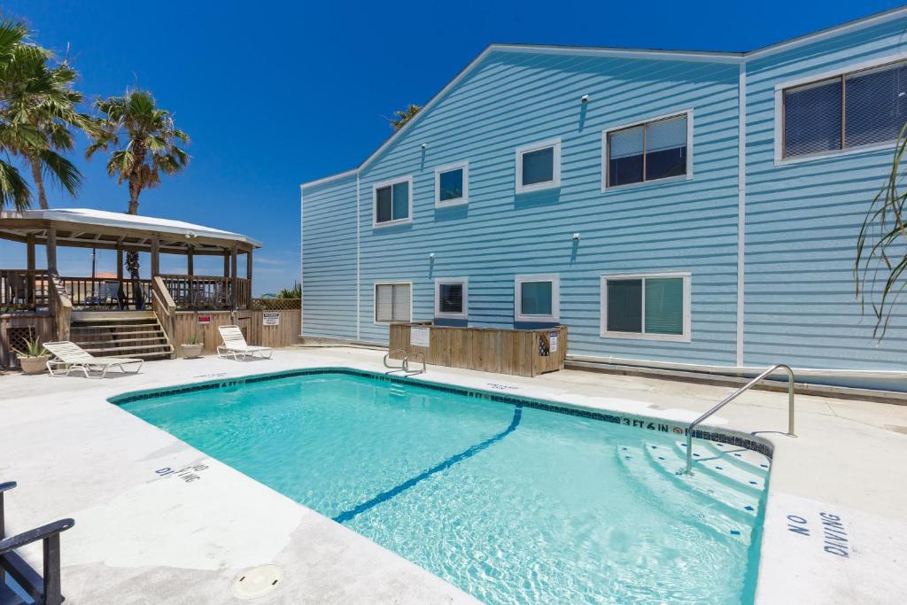 Bazén v ubytování Affordable family condo -walking distance to beach by Mustang Island, Sleeps Four, 2025 Traveler Award nebo v jeho okolí