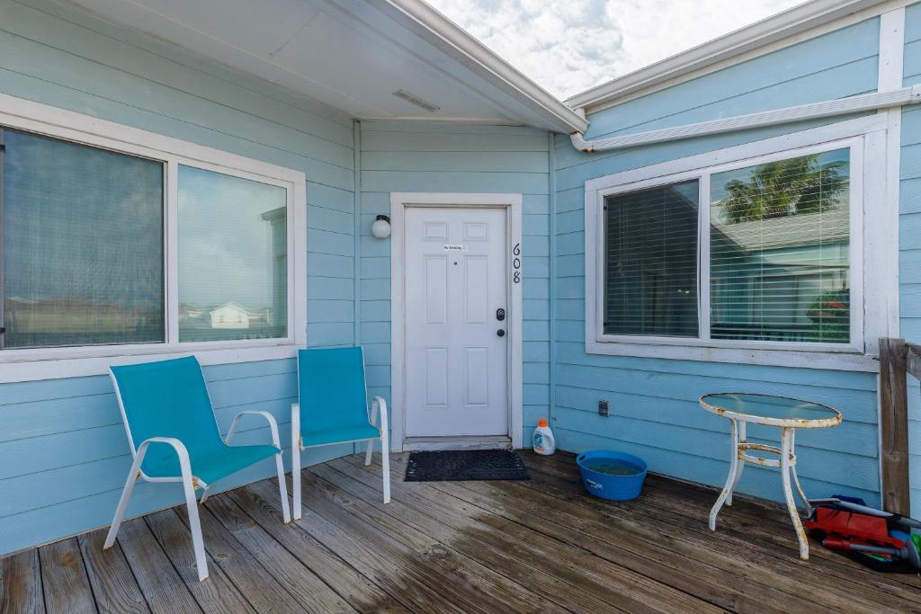 Patio nebo venkovní prostory v ubytování Affordable family condo -walking distance to beach by Mustang Island, Sleeps Four, 2025 Traveler Award