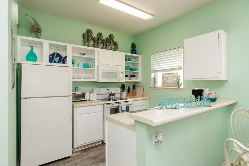 Kuchyň nebo kuchyňský kout v ubytování Affordable family condo -walking distance to beach by Mustang Island, Sleeps Four, 2025 Traveler Award