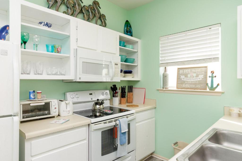 Kuchyň nebo kuchyňský kout v ubytování Affordable family condo -walking distance to beach by Mustang Island, Sleeps Four, 2025 Traveler Award