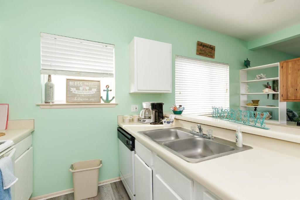 Kuchyň nebo kuchyňský kout v ubytování Affordable family condo -walking distance to beach by Mustang Island, Sleeps Four, 2025 Traveler Award