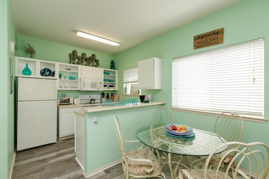 Kuchyň nebo kuchyňský kout v ubytování Affordable family condo -walking distance to beach by Mustang Island, Sleeps Four, 2025 Traveler Award