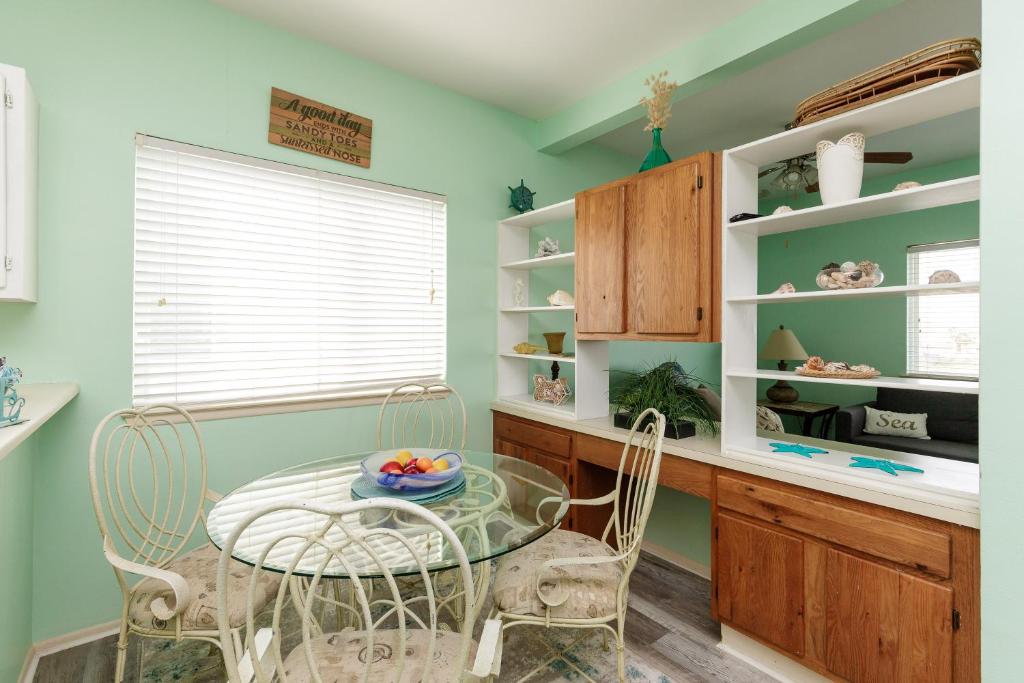 Kuchyň nebo kuchyňský kout v ubytování Affordable family condo -walking distance to beach by Mustang Island, Sleeps Four, 2025 Traveler Award
