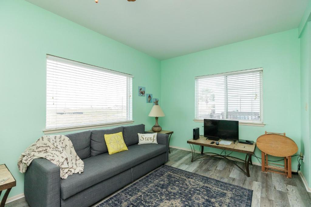 Posezení v ubytování Affordable family condo -walking distance to beach by Mustang Island, Sleeps Four, 2025 Traveler Award