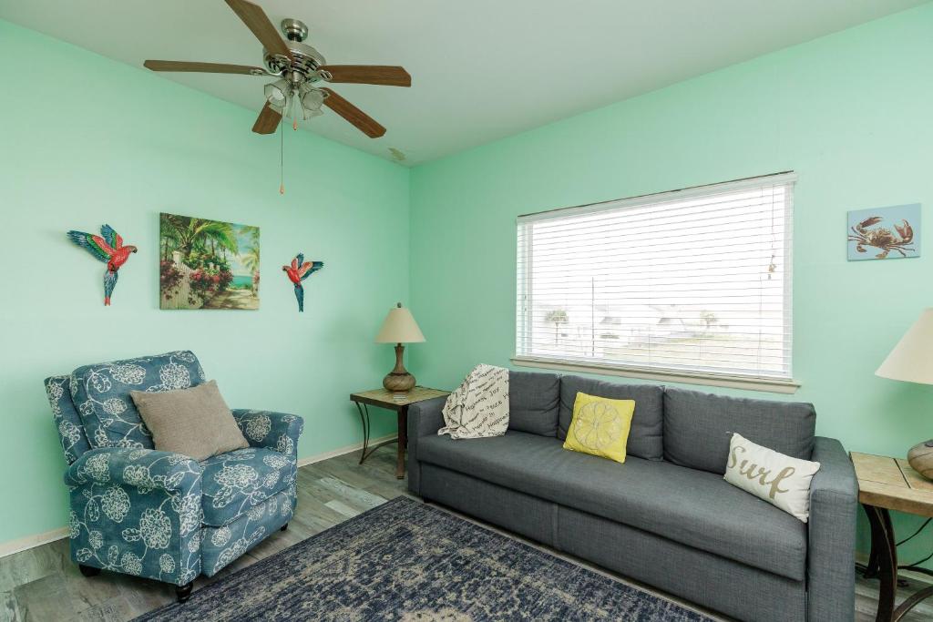 Posezení v ubytování Affordable family condo -walking distance to beach by Mustang Island, Sleeps Four, 2025 Traveler Award