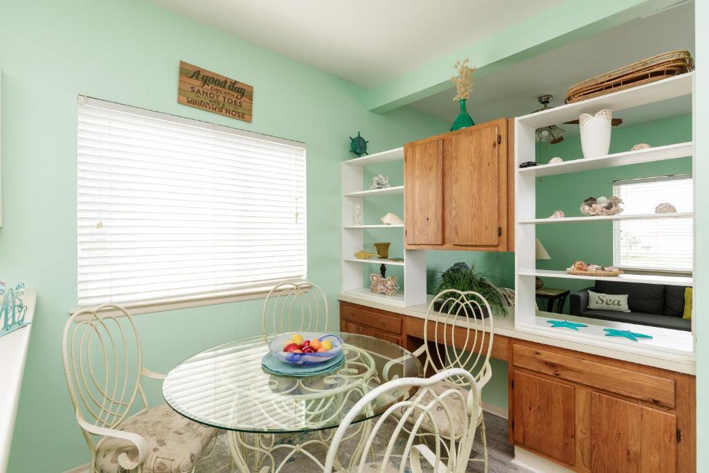 Kuchyň nebo kuchyňský kout v ubytování Affordable family condo -walking distance to beach by Mustang Island, Sleeps Four, 2025 Traveler Award