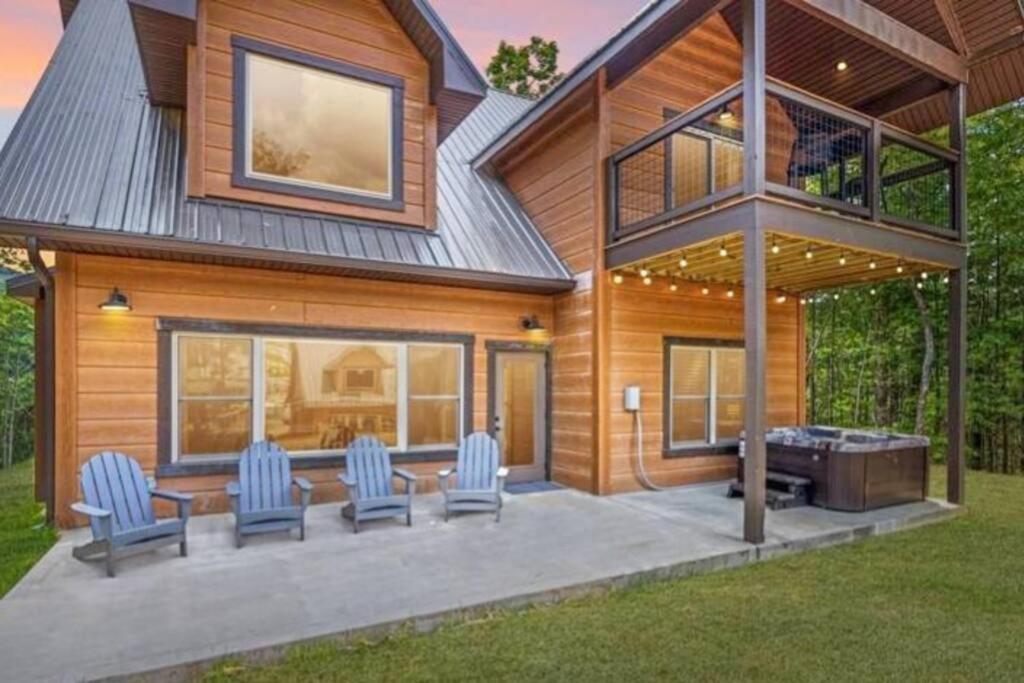 Vacation Home 4BR Cabin with Hot Tub, Sevierville, TN