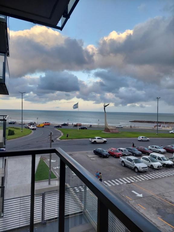 uma vista de um parque de estacionamento com carros estacionados em Marmol y Constitución, con vista al mar em Mar del Plata