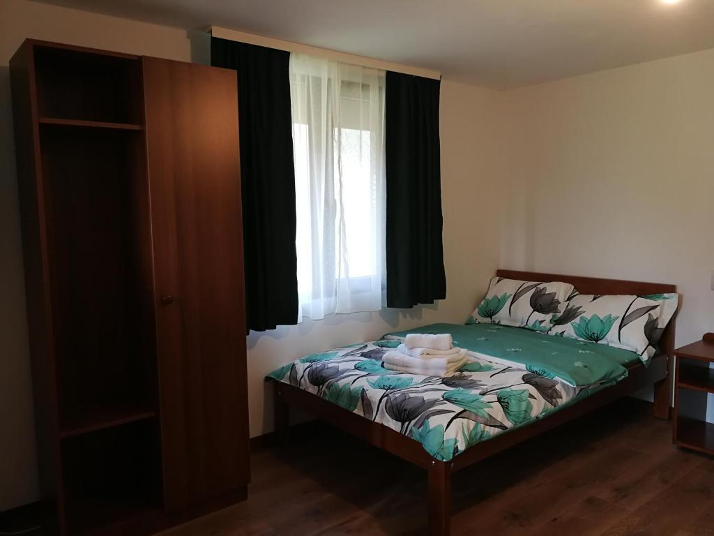 Postel nebo postele na pokoji v ubytování Căsuțe Zăvoi Bulz