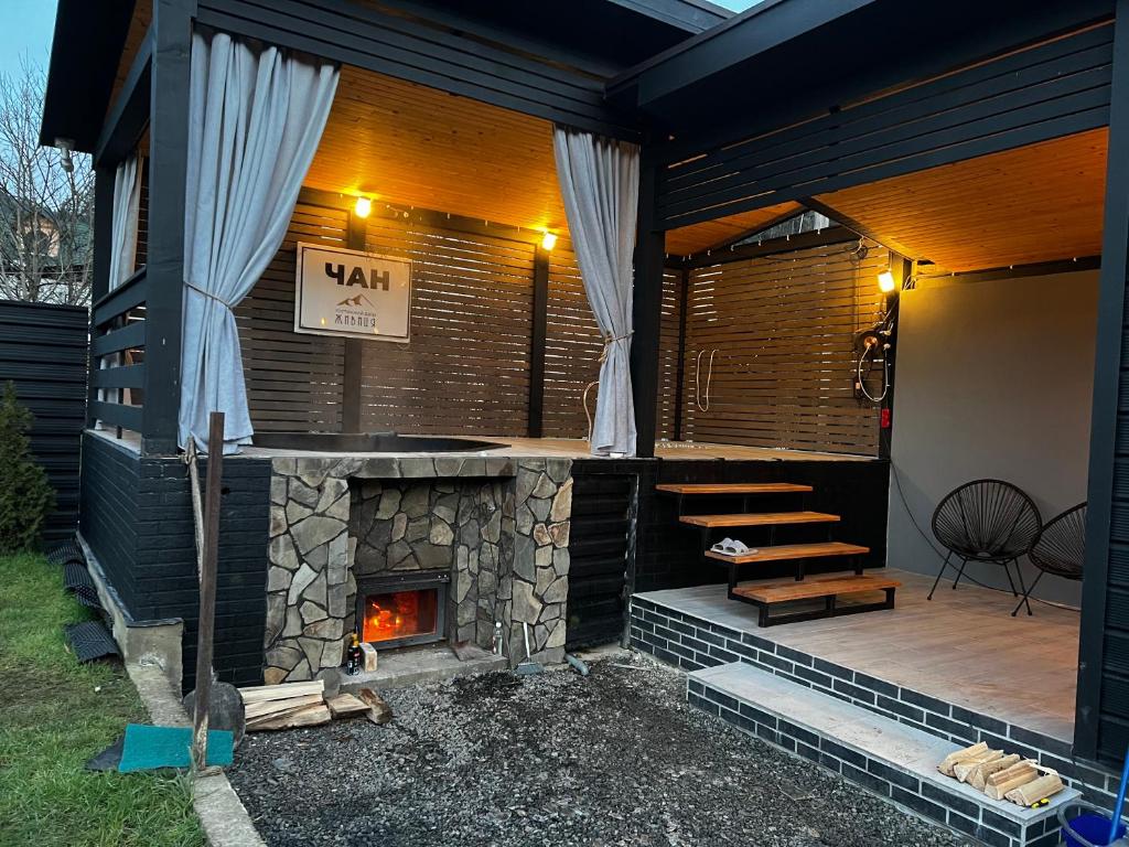 ミザヤリヤにあるГостинний двір" Живиця" ЧАНの石造りの暖炉とパティオ付きの家