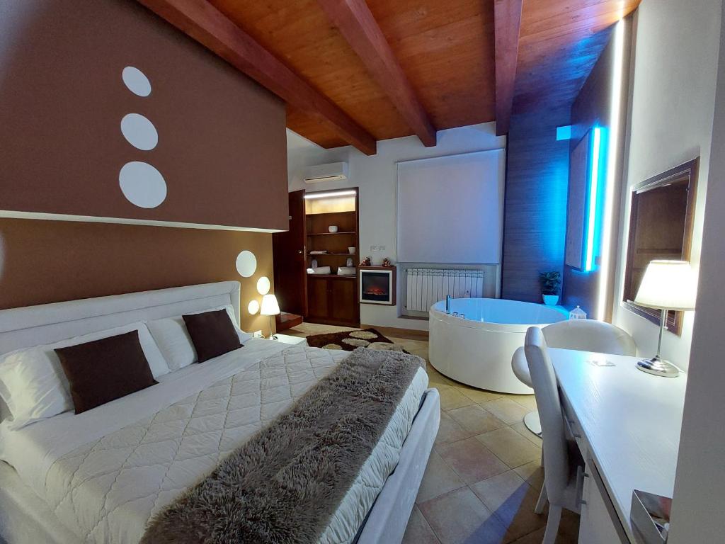 1 dormitorio con 1 cama y bañera en una habitación en Del Cavaliere en Castrovillari