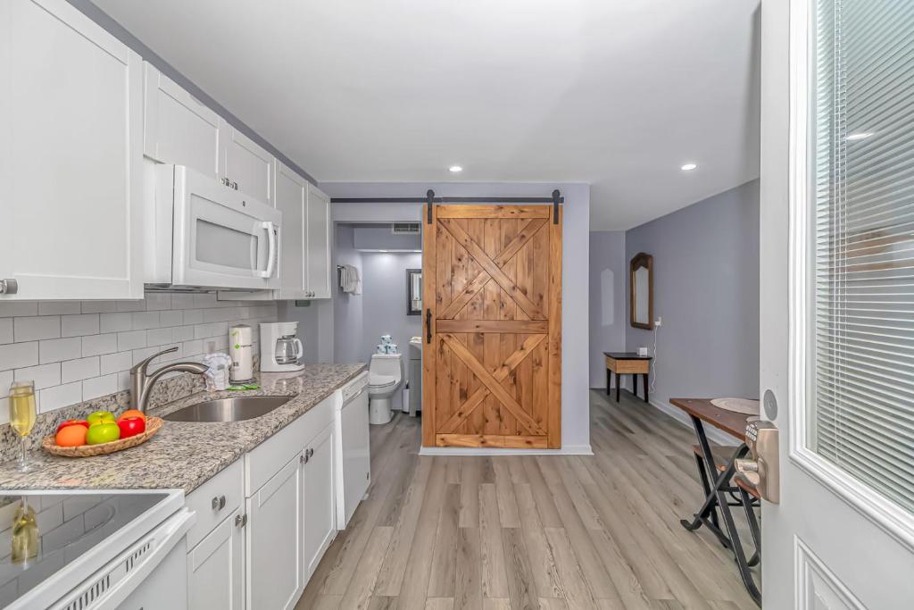 Gallery image of 125 Atlantic Avenue Unit K - Pet Friendly! Walk To The Beach and Pier! 1BR - 1BA -Sleeps 2-4 guests! in Myrtle Beach