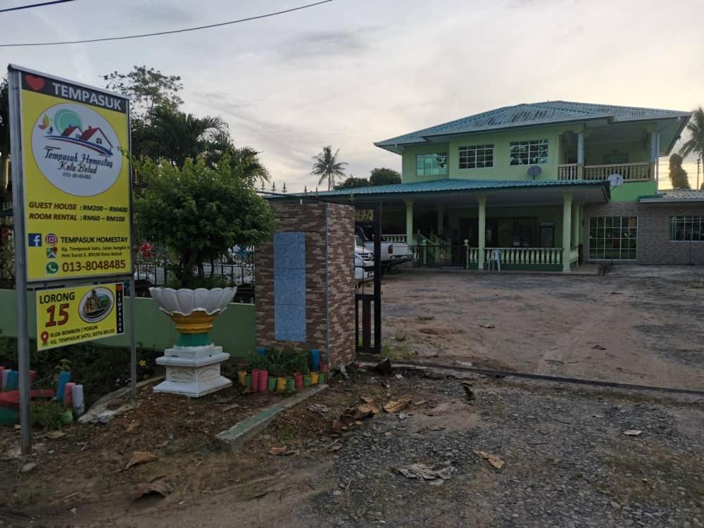 una casa con un cartel delante de ella en Tempasuk Homestay en Kota Belud