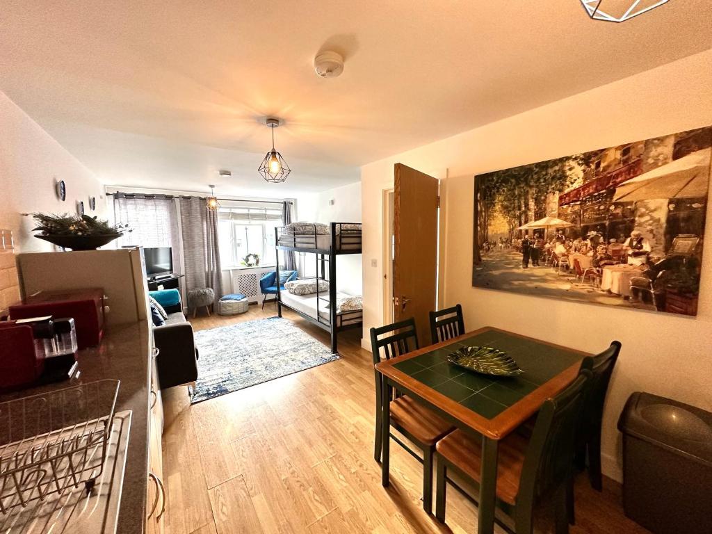 a living room with a table and a dining room at 1 stop to London Bridge in London