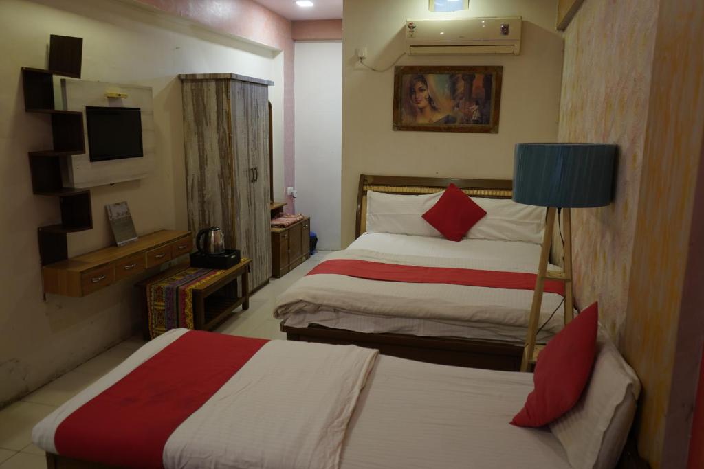 Letto o letti in una camera di HOTEL KRISHNA