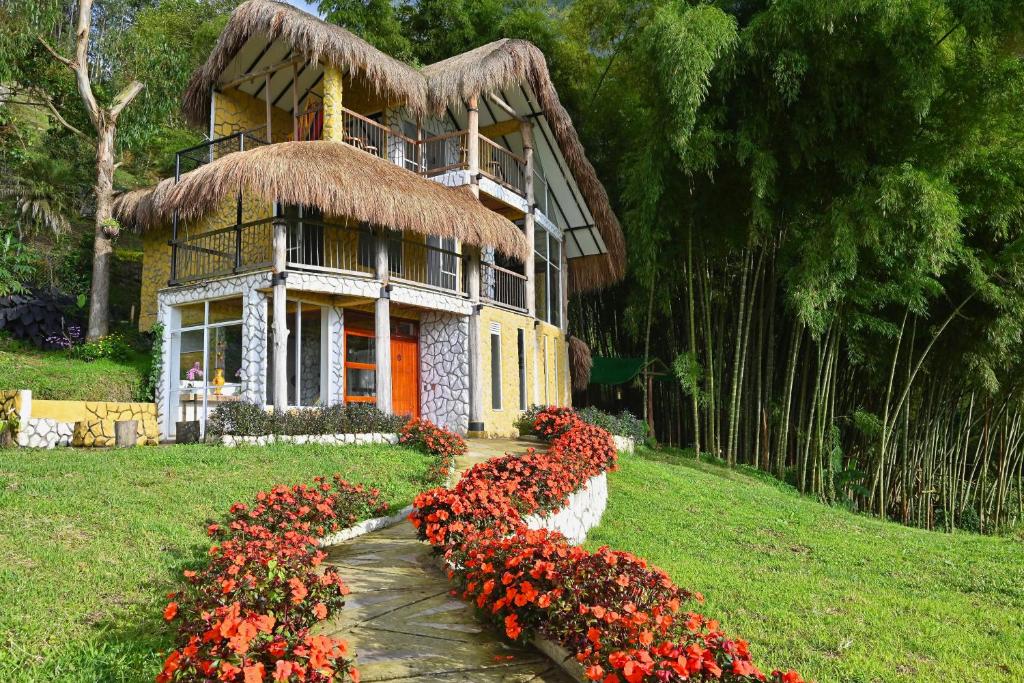 聖羅莎德卡瓦爾的住宿－Bambu chalet，前面有一束鲜花的房子
