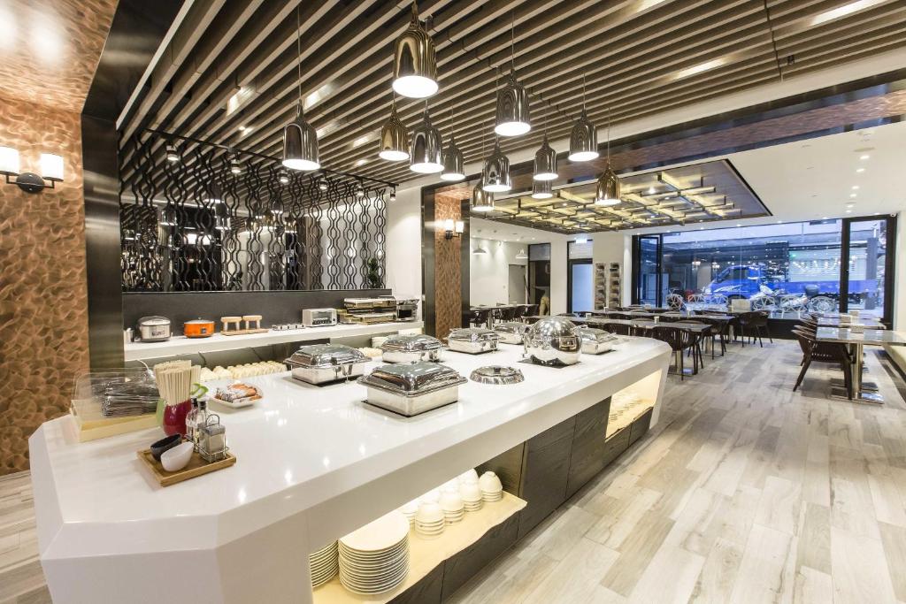 eine Küche mit einer großen weißen Theke in einem Restaurant in der Unterkunft The Cloud Hotel in Taichung