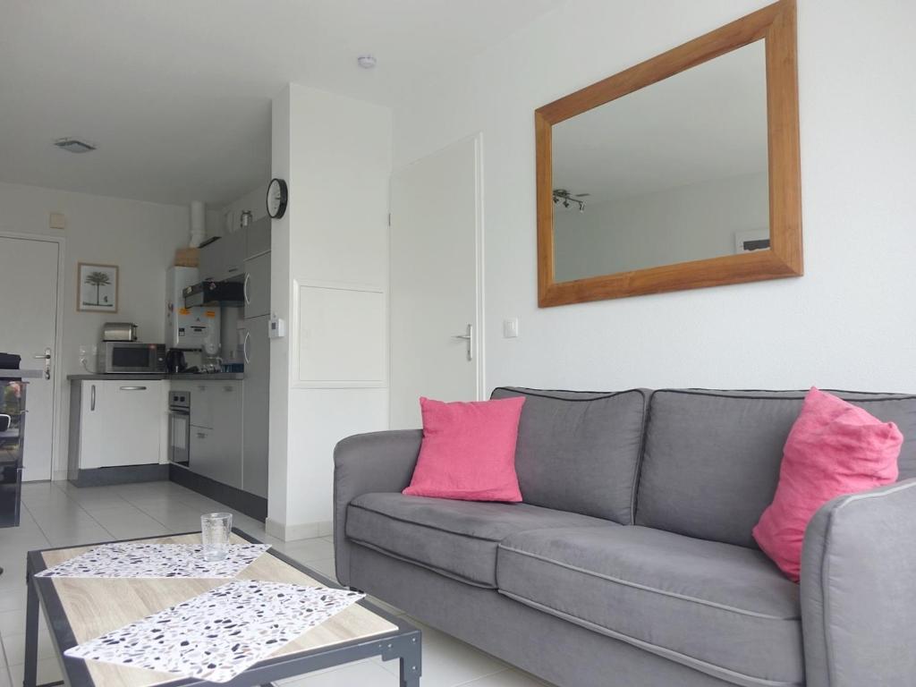 O bucătărie sau chicinetă la Appartement moderne 2 pièces avec balcon et WIFI, proche centre Sarzeau et plages - FR-1-639-48