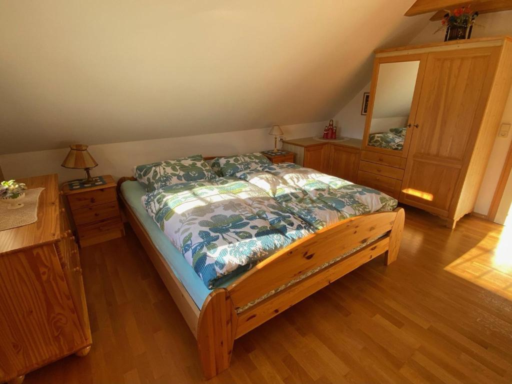 Una cama o camas en una habitación de Troadkastn Familie Fritz