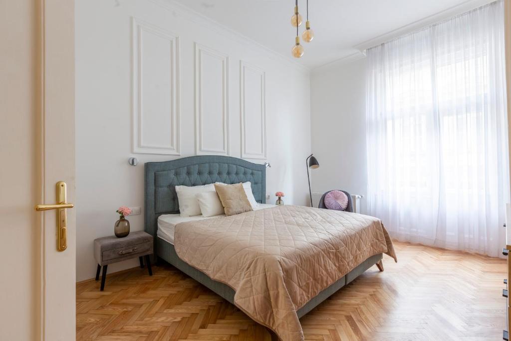 En eller flere senger på et rom på Glamorous Modern Apartment in the Hearth of Budapest