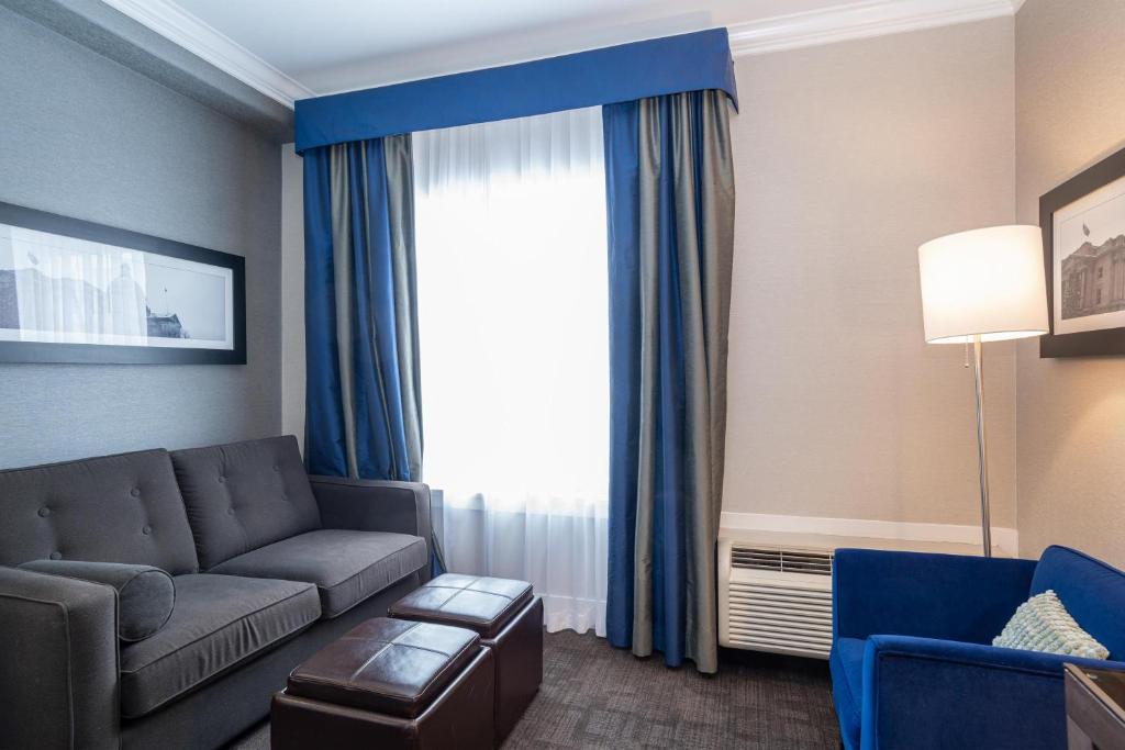 Posezení v ubytování Sandman Signature Edmonton South Hotel