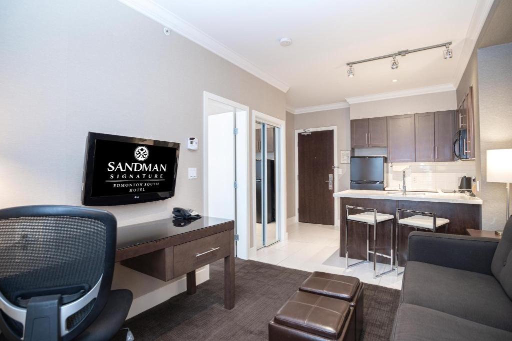 Kuchyň nebo kuchyňský kout v ubytování Sandman Signature Edmonton South Hotel