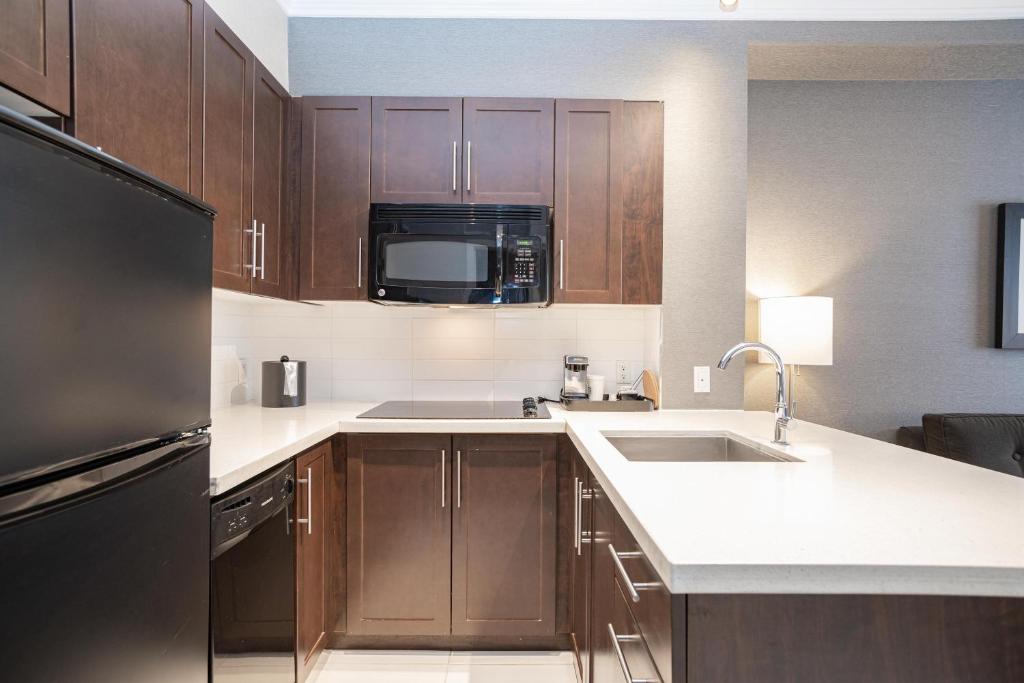 Kuchyň nebo kuchyňský kout v ubytování Sandman Signature Edmonton South Hotel