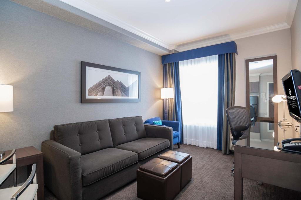 Posezení v ubytování Sandman Signature Edmonton South Hotel