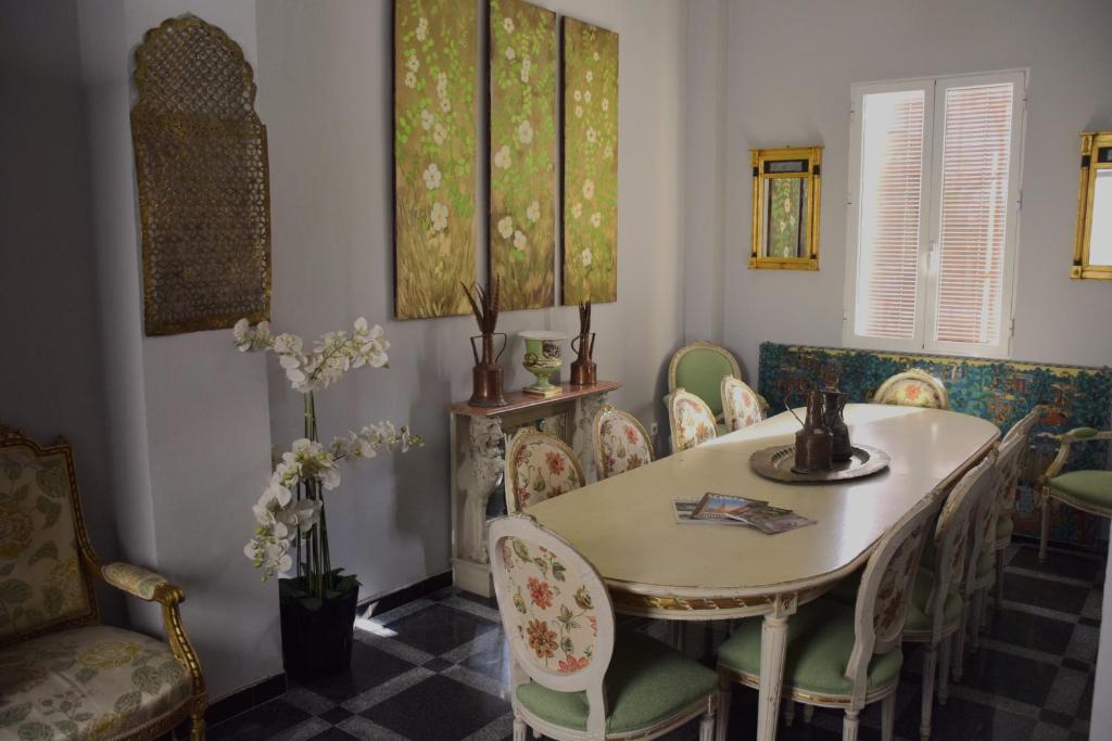 塞維利亞的住宿－Casa Xanadu Seville - 6 bedroom Andalusian home with terraces，一间带桌椅的用餐室