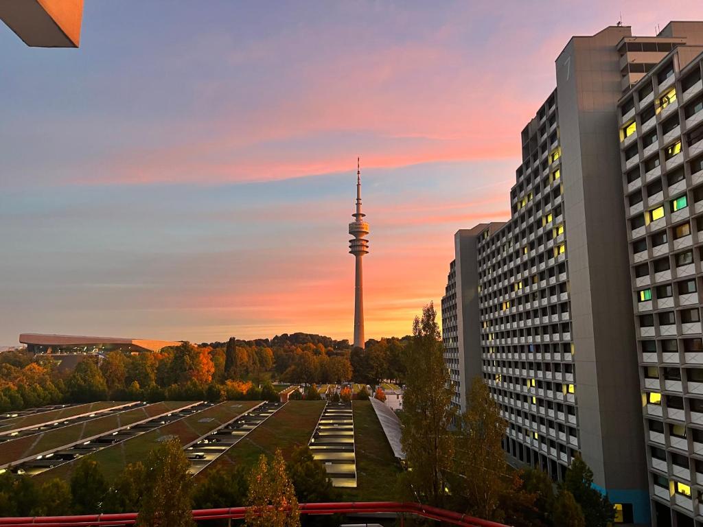 widok na wieżę telewizyjną Berlin o zachodzie słońca w obiekcie sharing studio apartment with me w Monachium
