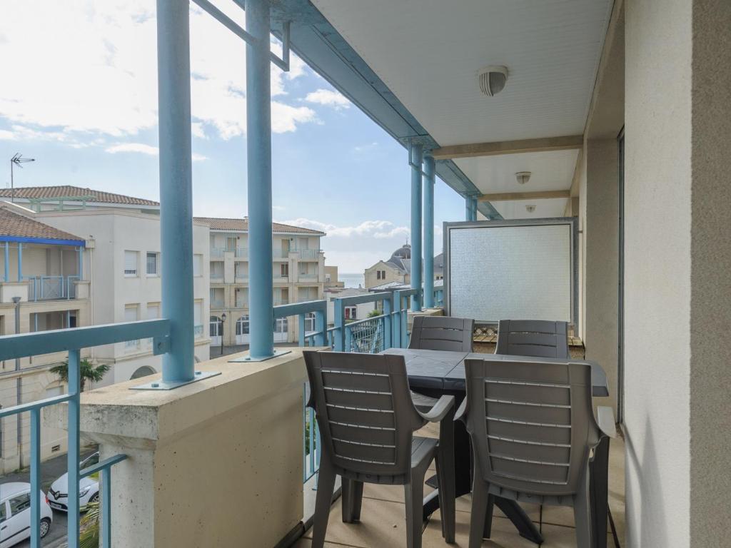 a balcony with a table and chairs and a whiteboard at Appartement Châtelaillon-Plage, 3 pièces, 4 personnes - FR-1-535-29 in Châtelaillon-Plage