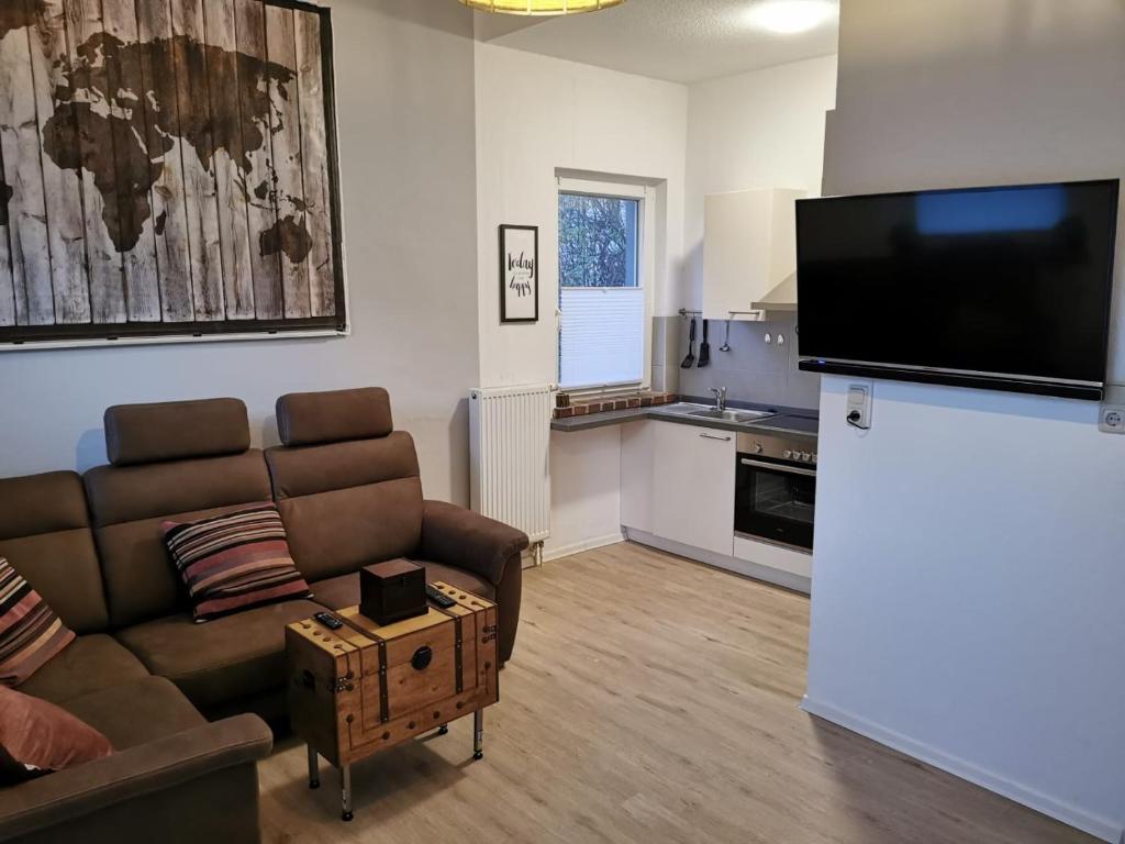 sala de estar con sofá y cocina en Komfortable Fewo nähe Südstrand, en Wilhelmshaven