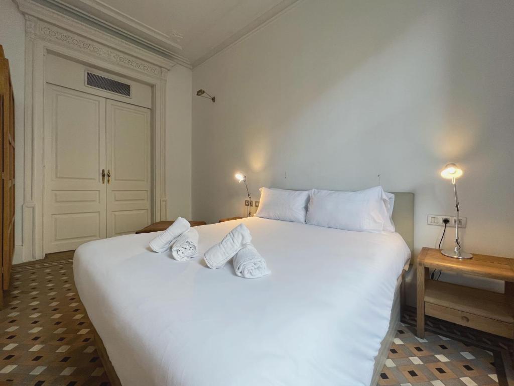 A bed or beds in a room at Stay Unique Apartments Bruc