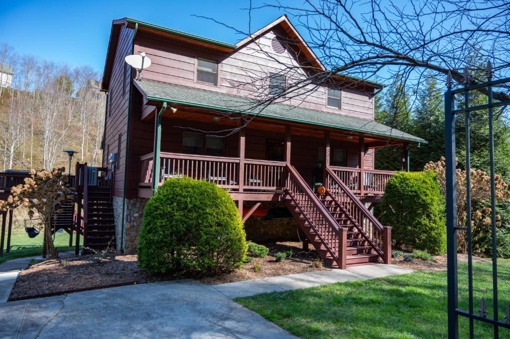 Riverbend Retreat - Four-Bedroom Holiday Home