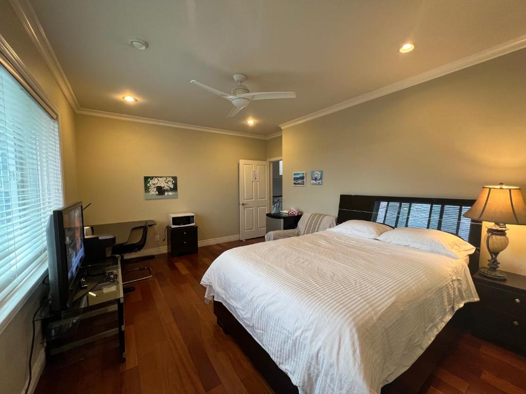 Säng eller sängar i ett rum på Lucky room, A comfortable suite close to YVR Richmond