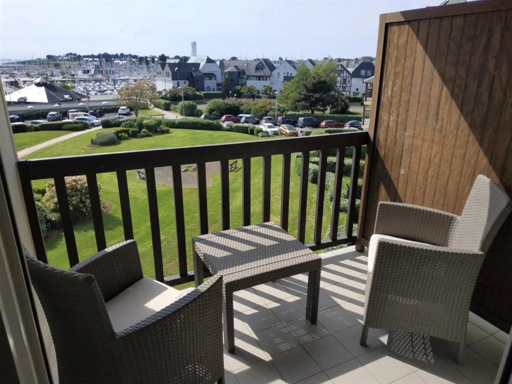 un balcon avec des chaises et une table et une vue dans l'établissement Appartement duplex 4-5 pers., proche thalasso avec Wi-Fi et parking - FR-1-639-23, à Arzon