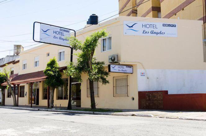 a hotel with street signs in front of a building at Hotel Los Ángeles in San Clemente del Tuyú