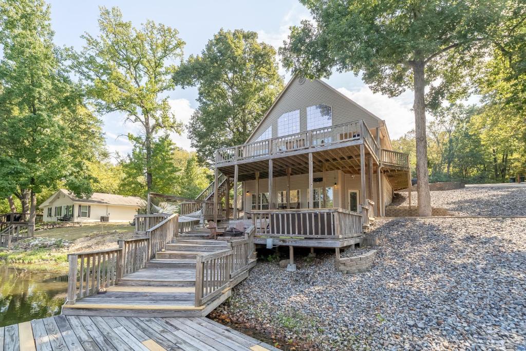 een groot huis met een terras naast een meer bij The Lonestar in Hot Springs