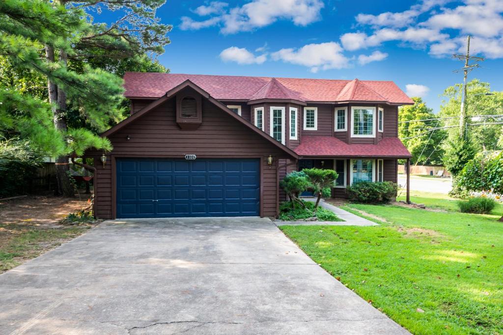 een huis met een garage en een oprit bij The Hemingway in Bentonville