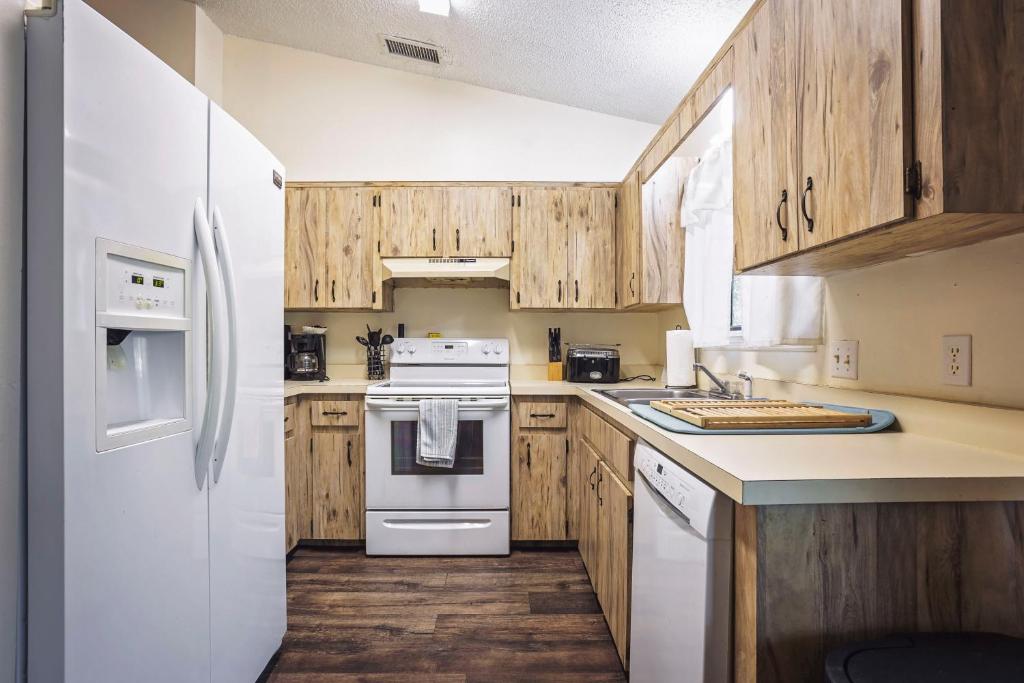3 bed 2 bath fenced yard pet friendly great location 6 m from WEC - Casa De Tres Dormitorios