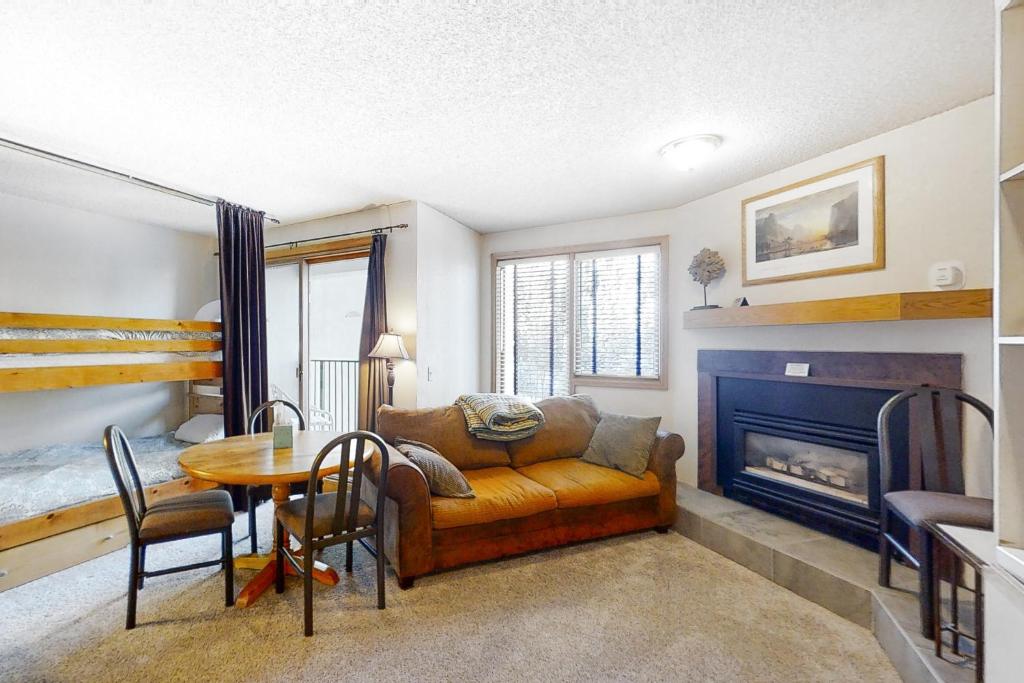 uma sala de estar com um sofá e uma lareira em 313 Iron Horse Way #C4083 em Winter Park