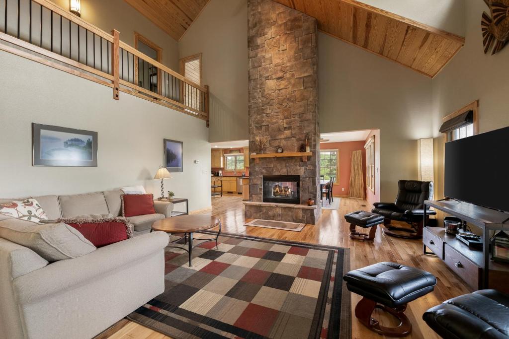 Una sala de estar con un sofá y una chimenea. en Lake Haven, en Eureka Springs