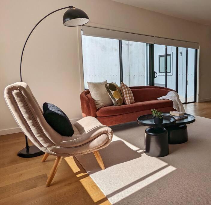 - un salon avec une chaise et un canapé dans l'établissement Location & luxury 2BR 2 Bath, à Albury