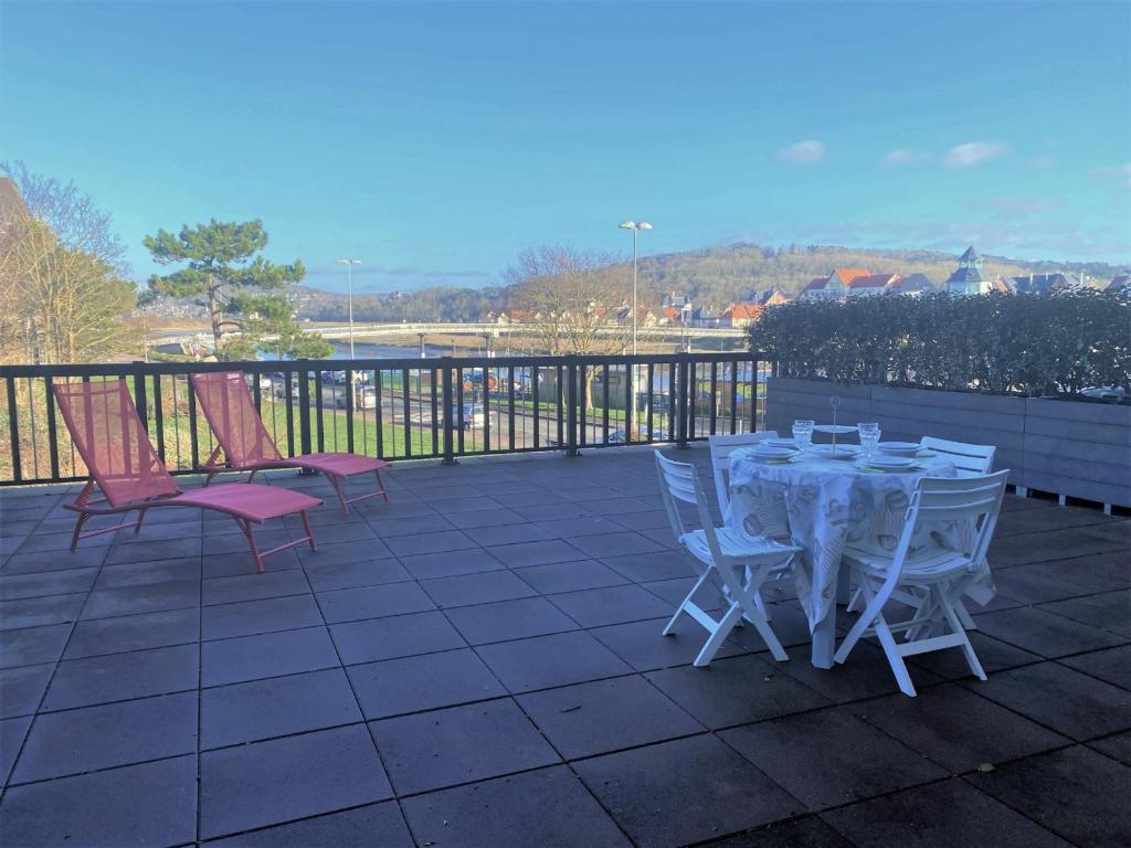 une table et des chaises assises sur une terrasse dans l'établissement Appartement 2 pièces avec terrasse privative, animaux admis - FR-1-487-332, à Cabourg