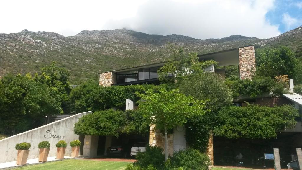 a house with a mountain in the background at Snooze in Hout Bay Self-Catering in Hout Bay