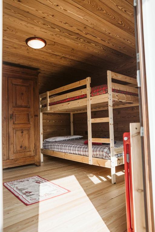 A bed or beds in a room at Chalet La Balma