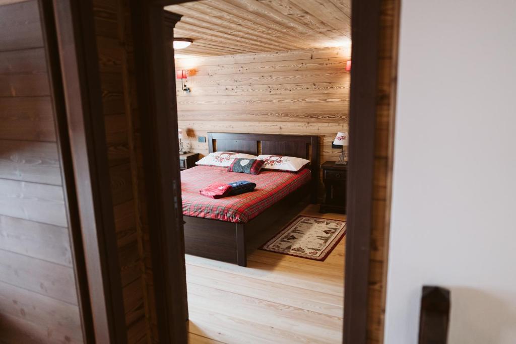 A bed or beds in a room at Chalet La Balma