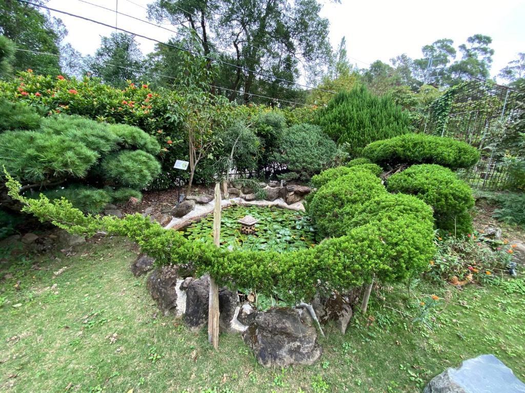 Taman di luar SeeU Coffee and B&B
